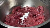做杭椒牛柳，牛肉想要软嫩不柴，上浆是关键，大厨教你详细做法