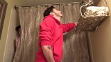 男子正在上厕所，还遭到了朋友的恶搞，这些人简直是太会玩了！