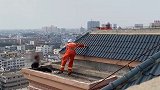 河南一男子坐17楼楼顶轻生 消防员高空两段跳救人