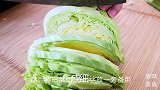 包菜最近火了，开水一烫，不炒不油炸1次做2斤，比红烧肉还好吃