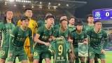 与津门虎赛前，浙江队球员举起9号球衣，纪念布彭扎