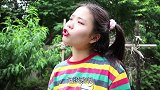 短剧：小逗姐妹俩偷摘没熟的桃子吃，差点被妈妈发现，太淘气了