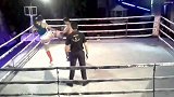 格斗-17年-女拳手飞膝“爆头”男拳手 一回合将他打趴在地!-新闻