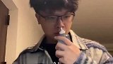 男子喷完香水准备出门，恰巧遇到女友回家