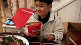 小男孩面对帝王蟹却想吃泡面