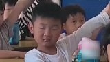 男孩做手势舞打瞌睡，迷迷糊糊仍不忘动作