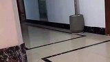 裙子也穿了，小辫子也扎了，不知道哪里出了差错