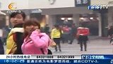 成都女子特警持突击步枪上路巡逻 市民大赞“帅”