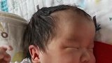 刚出生一天的小宝宝好大，看起来就像满月了一样
