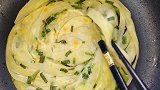 厨师长教你做葱花香饼，一拉一卷一按，刚上桌就吃光了