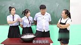 老师让同学挑战铲硬币游戏，没想女同学一下把锅铲走了