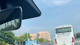 特斯拉行驶当中，雨刷器自动开启还无法关闭。