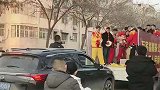男子堵车路上遇到锣鼓队，一不小心合奏了一曲
