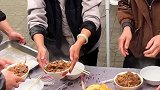农村回民做事浓浓乡情，炸油香直接放桌上，吃碗羊肉炖萝卜条真是香