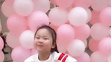 宝贝在跳舞呢，身后全是气球