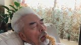 身为老戏骨演员的他，现在居然被这样恶搞，原谅我不厚道的笑了
