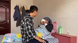 丈夫赚大钱回村接妻子过好日子，却发现重病母亲饿晕在门口，解气