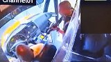 美国：一新兵逃跑后持枪劫持校车，因孩子们问题太多将他们赶下车