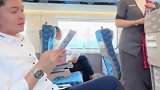 印尼雅万高铁上一位帅哥和乘务员的友情互动，原来对美的定义是不分国界的