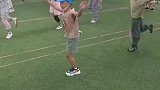幼儿园组织小朋友跳皮筋