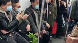 近日，上海地铁内，一年轻人拒绝给老人让座，遭老人怒怼 你怎么看 让坐