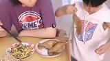 儿子拿了鸡腿就要往外跑，妈妈跟在后面却看到这一幕，太感动了！