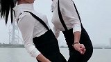 两姐妹穿高跟鞋广场对跳，这身材真养眼啊