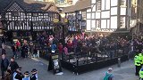曼市街头已被巴萨占领 圈地唱歌+挥舞围巾