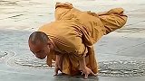 少林寺的武僧就是不一般，徒手撑起整个身体，我都自愧不如