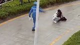 他本可以一走了之，但是选择了转身！女孩狂风中被困难以前行，外卖小哥将她拉起，护送至避风处后悄然离开。为小哥点赞！