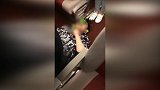网曝男子飞机上躺地碰瓷讹了500元，警方：因座位争执