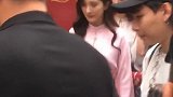 杨幂出席活动一袭粉裙 少女感十足