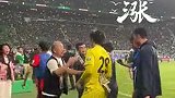 实拍赛后乔伟光握手鼓励海牛众将