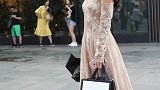 长裙姑娘，真的好漂亮，笑起来的样子很甜