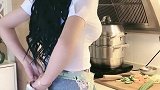 小姨三十岁了还找不到对象，整天一个人呆在厨房可惜了！