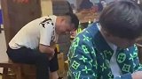 大哥醉酒神志不清，看见美女经过瞬间清醒