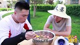 小伙卖撒尿牛丸火锅，一勺一元，没想美女一勺吃掉半锅