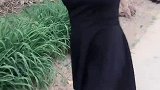 小姐姐村头练醉拳，看到远处那么多人，网友尴尬吗！