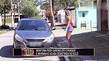 恶搞：妹子想要搭便车,结果转身牵来一条巨型犬！小伙懵了
