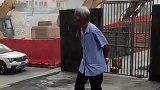 大楼轰然倒塌，大爷健步如飞