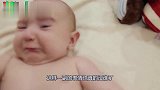 小宝宝在一旁模仿爷爷的动作，爷孙俩之后的反应，太有爱了