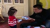 爸爸出差回来给闺女带了礼物，怎么也拿不完啊！把闺女乐得啊