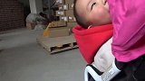 小伙家萌娃在仓库里撒欢，黏着爷爷玩车车，爷孙俩温馨互动暖暖的