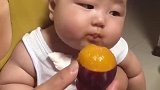 奶奶喂小宝宝吃水果，宝宝吃不到，急的要打奶奶，太搞笑了