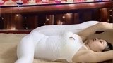 是时候表演真正技术了，妹子这动作真绝了！