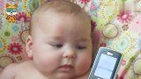 妈妈拿手机给宝宝听自己的笑声，下一秒宝宝的反应，看完不许笑
