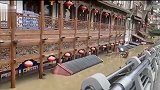 重庆洪崖洞一楼基本被淹没：百余户商家用麻袋搬运店内物品