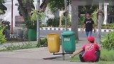 国外恶搞：遥控巨型蜘蛛吓唬路人，大叫一声：哎呀妈呀