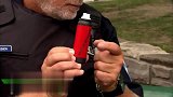 警用胡椒喷雾误喷小孩，吓得路人手足无措警察狂奔