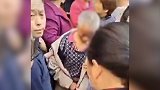 触犯众怒！四川南充65岁男子涉嫌拐骗小孩被百人围堵街头